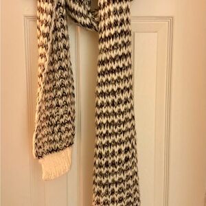 Chunky Knit Black and White Scarf